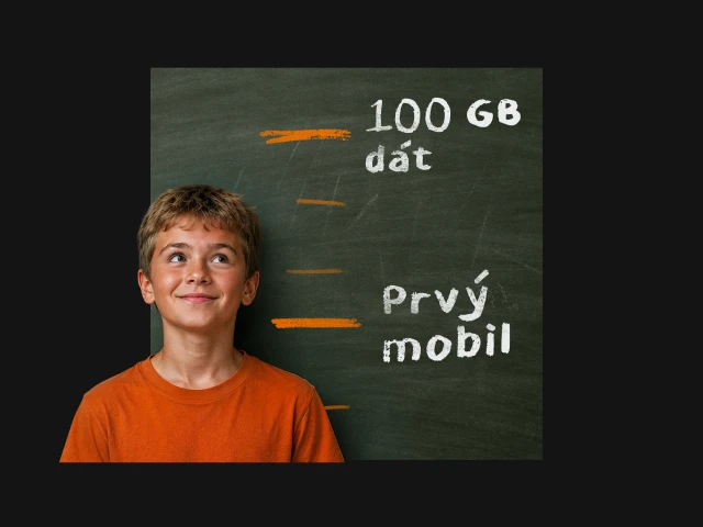 chlapec pred tabuľou s nápisom Prvý mobil