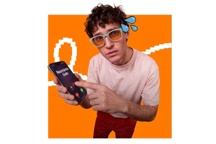 mladý muž s telefónom
