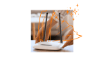 ruky pokladajúce router s Orange plášťom